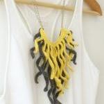 Crochet fringe necklace. Gr..