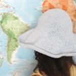 Crochet sun hat with wide b..