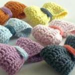 Crochet bow brooch in a rai..