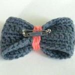 Crochet bow brooch in a rai..