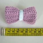 Crochet bow brooch in a rai..