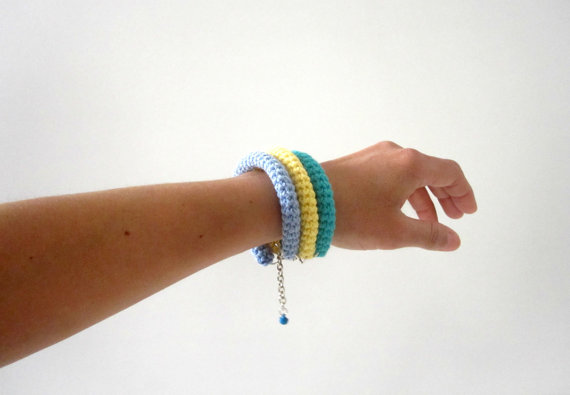 Orbits, crochet bracelet in emerald green, yellow and blue.