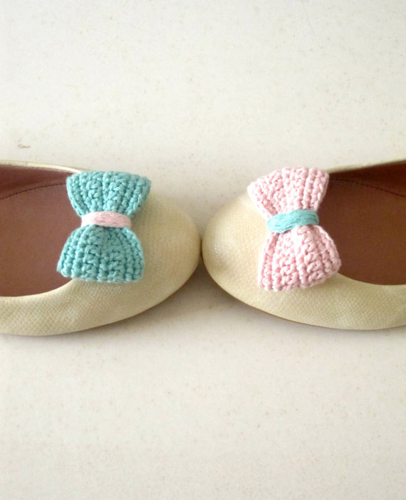 Opposites attract. Crochet bow shoe clips.Mint green and pink.