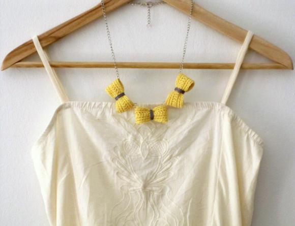 Three crochet bows necklace. Pale yellow and grey cotton yarn.