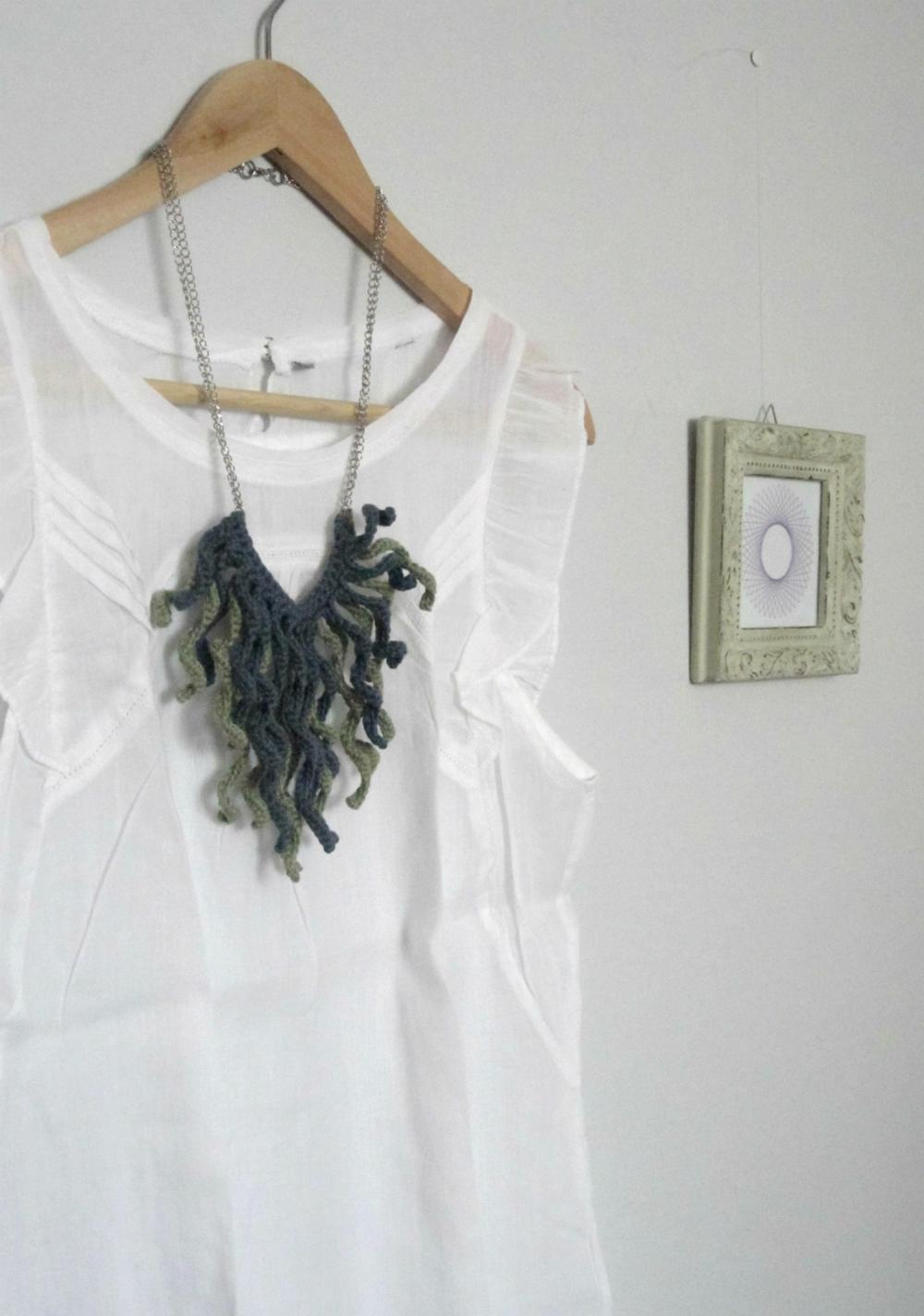 Crochet fringes necklace, moss green and grey cotton yarn.