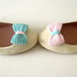 Opposites attract. Crochet bow shoe clips.Mint green and pink.