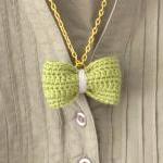 Crochet bow pendant. Moss green and lavender cotton yarn.
